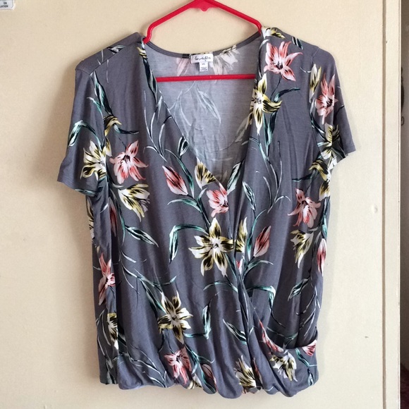 Tops - Women’s large floral blouse 💐🌸🌼🌷
